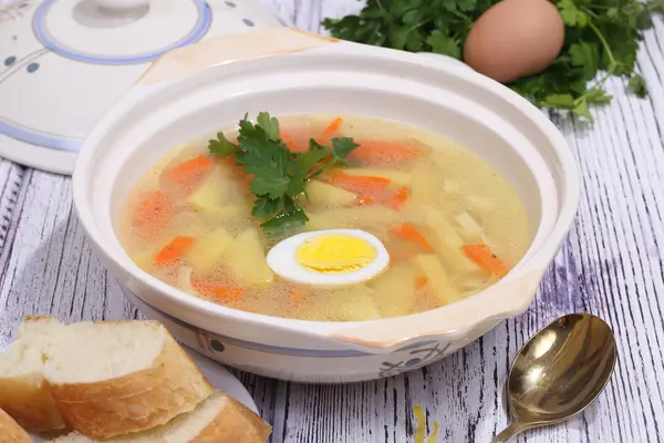 Sopa de frango com macarrão e ovo — Fotografia de Stock