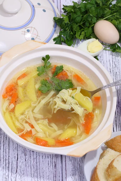 Sopa de frango com ovo e macarrão submetida a uma sopa tureen — Fotografia de Stock