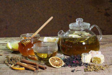 Şeffaf bir fincan bal şeffaf bankada bir limonlu çay