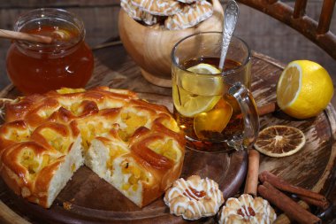 Şeftali, çay ve bal bir doldurma ile pasta