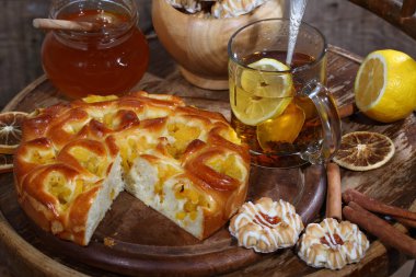 Şeftali, çay ve bal bir doldurma ile pasta