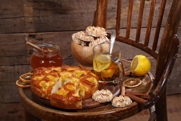 Piece of a pie with a peach stuffing, tea and honey — Stock Photo, Image