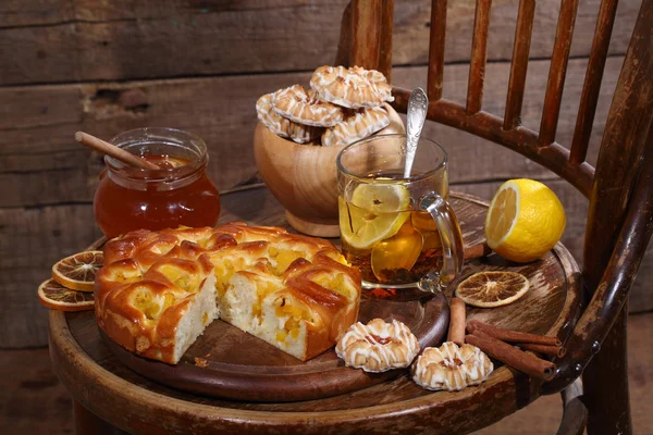 Пиріг з начинкою з персиків, чаю та меду — стокове фото