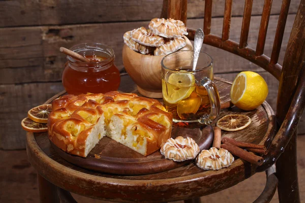 El pastel con el relleno de los melocotones, el té y la miel — Foto de Stock
