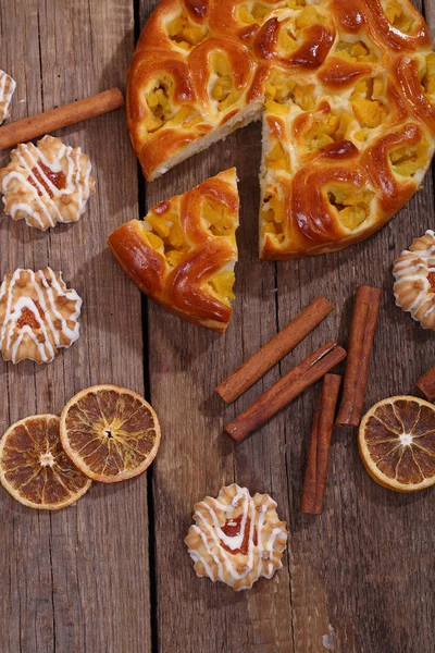 Stück einer Torte mit Pfirsichfüllung auf einem Holztisch — Stockfoto