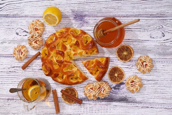 Чай подается с пирогом с персиковой начинкой, с медом и c — стоковое фото