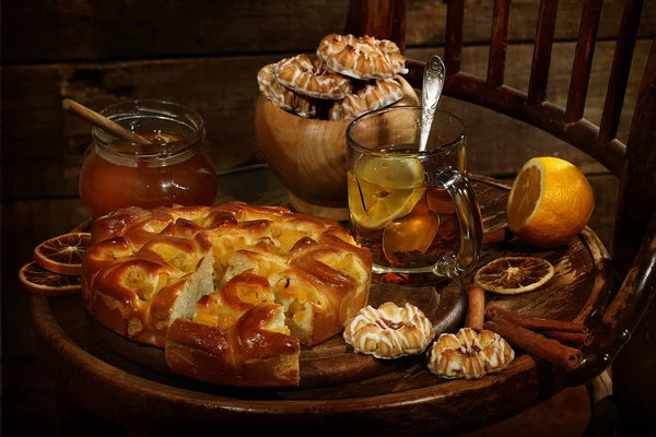Pedazo de pastel con relleno de melocotón, té y miel — Foto de Stock