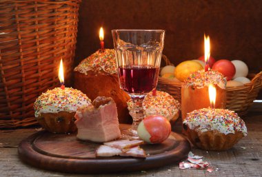 Paskalya natürmort şarap, Paskalya kek ve boyalı yumurta