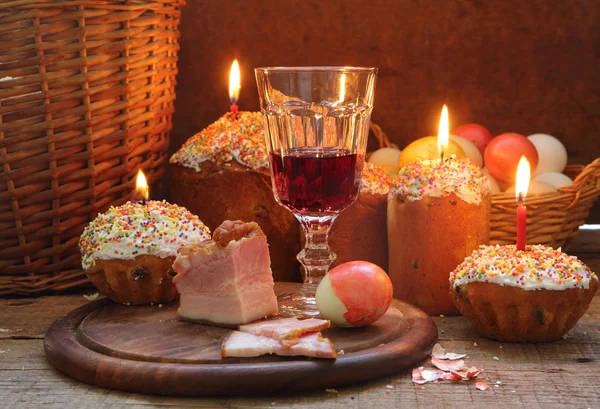 Påsk-Stilleben med vin, påsk kakor och målade ägg — Stockfoto