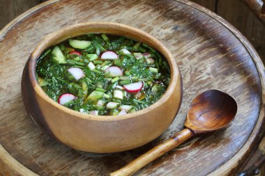 Kvas ahşap bir kase ile Okroshka 