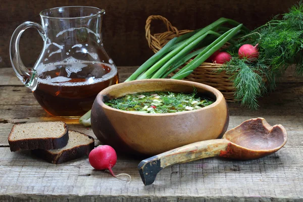 Okroshka cu kvass într-un castron de lemn — Fotografie, imagine de stoc