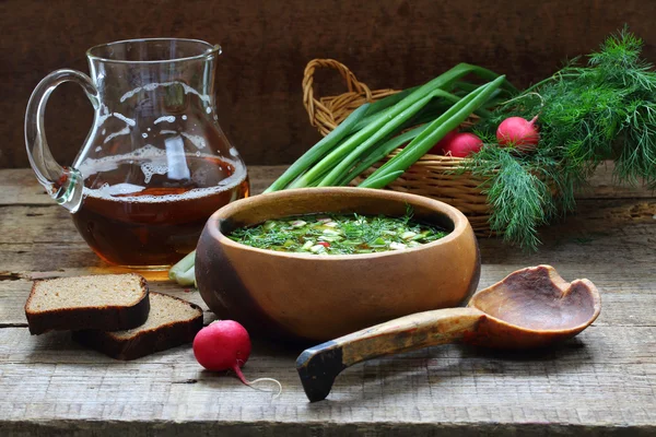 Tillbringare med svagdricka och okroshka i en trä skål — Stockfoto