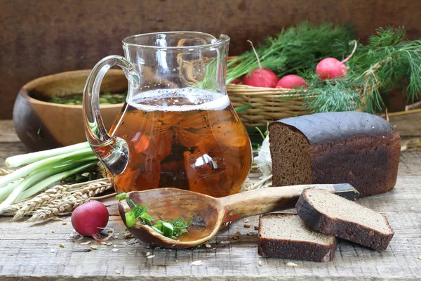Jug with kvass, rye bread and greens with a garden radish in a b — Stock Photo, Image