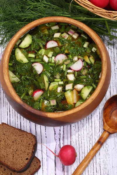 Okroshka med svagdricka i en trä skål — Stockfoto