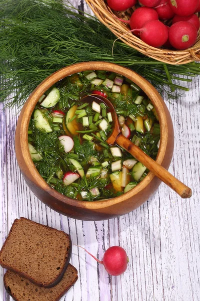 Okroshka com kvass em uma tigela de madeira — Fotografia de Stock