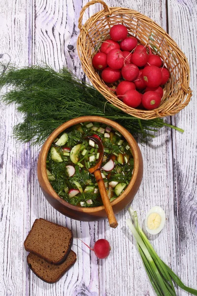 Kvas ahşap bir kase ile Okroshka
