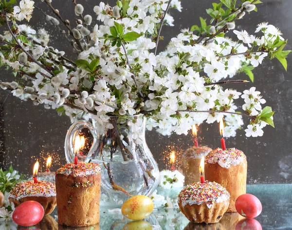 Påsk påsk kakor, brinnande ljus och en bukett våren — Stockfoto