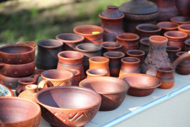 Seramik ürünler arasında seramik kahverengi kase