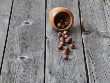 ahşap arka plan üzerinde ahşap bir kasede ahşap somun