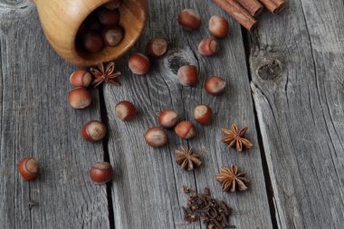 Ağaç fındık, tarçın, karanfil ve anason yıldız üzerinde bir 