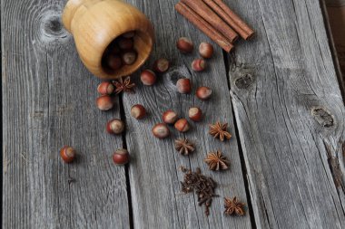 Ağaç fındık, tarçın, karanfil ve anason yıldız üzerinde bir 