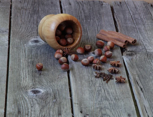 Noz de madeira, asteriscos de um anis, um pau de canela e um carna — Fotografia de Stock