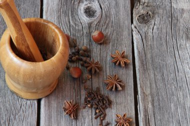   Karanfil, güzel kokulu biber, ahşap somun ve anason yıldız üzerinde bir 