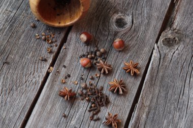   Karanfil, güzel kokulu biber, ahşap somun ve anason yıldız üzerinde bir 
