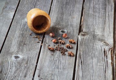   Karanfil, güzel kokulu biber, ahşap somun ve anason yıldız üzerinde bir 