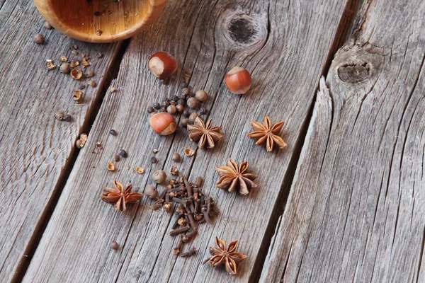Carnation, fragrant pepper, wood nut and anise asterisks on a — Stock Photo, Image
