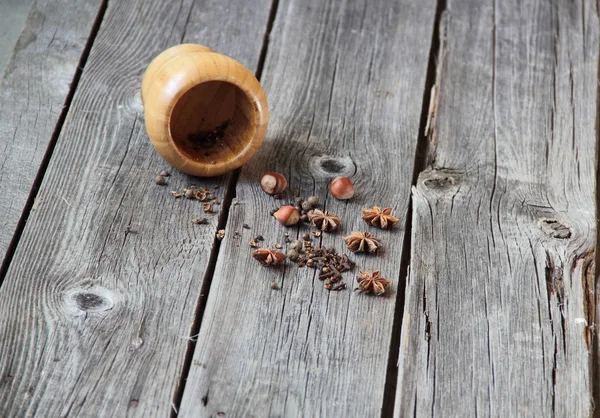 Carnation, fragrant pepper, wood nut and anise asterisks on a — Stock Photo, Image