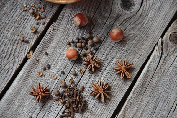 Carnation, fragrant pepper, wood nut and anise asterisks on a — Stock Photo, Image