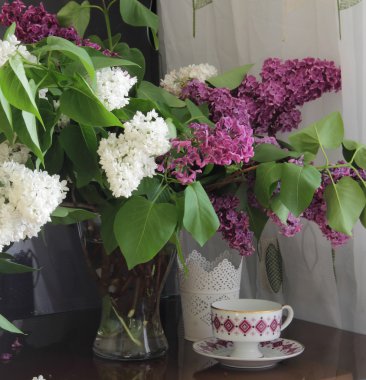 Bir leylak ve bir fincan çay ile natürmort