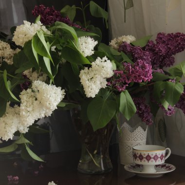 Bir leylak ve bir fincan çay ile natürmort