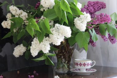 Bir leylak ve bir fincan çay ile natürmort