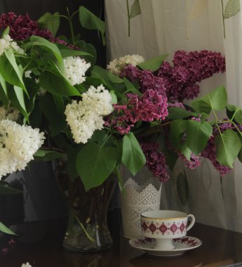 Bir leylak ve bir fincan çay ile natürmort