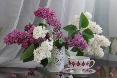 Bir leylak ve bir fincan çay ile natürmort