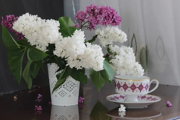 ライラックと美しいカップで紅茶の花束 — ストック写真