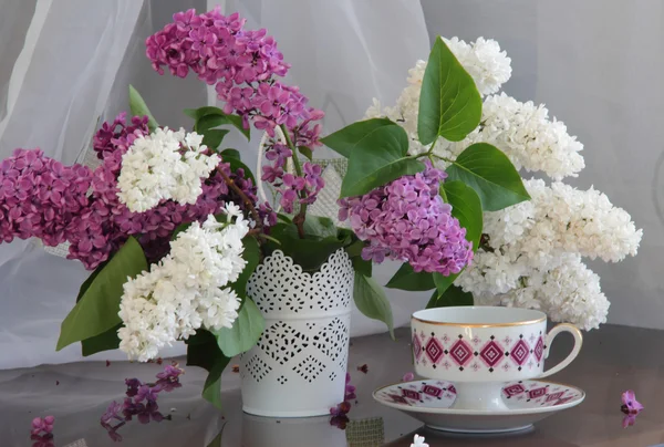 Nature morte avec lilas et une tasse de thé — Photo