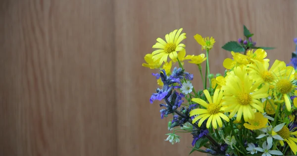 Strauß Frühlingswildblumen in einem durchsichtigen Becher — Stockfoto