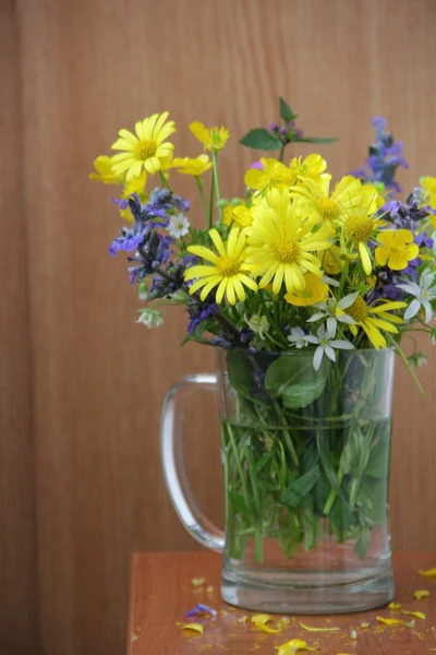 Аромат весенних диких цветов в прозрачной кружке — стоковое фото