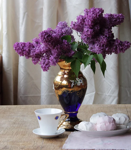 Bodegón con un zephyr, una taza de té y un ramo de lila — Foto de Stock