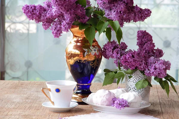 Bodegón con un zephyr, una taza de té y un ramo de lila — Foto de Stock