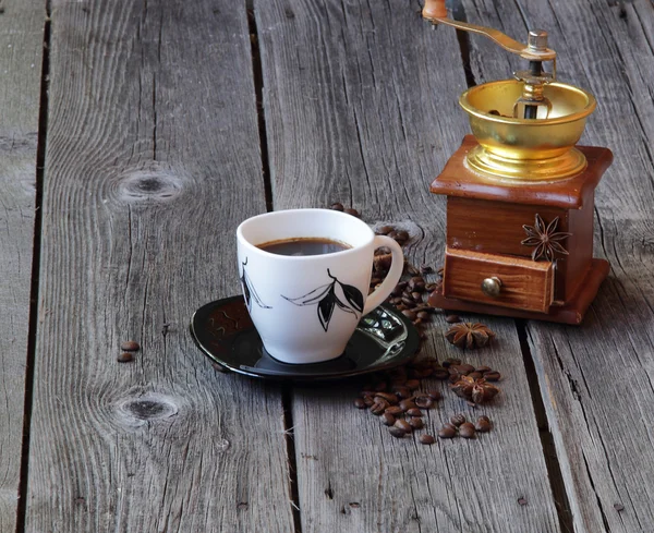 Café em uma xícara de café em um ambiente de grãos de café e um — Fotografia de Stock