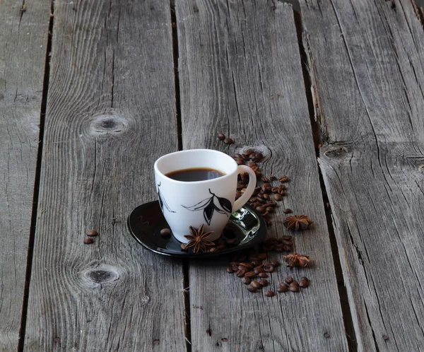 Café en una taza de café en un ambiente de granos de café y un — Foto de Stock