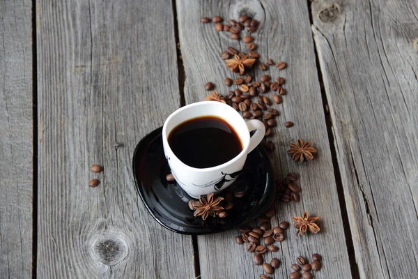 Café en una taza de café en un ambiente de granos de café y un — Foto de Stock