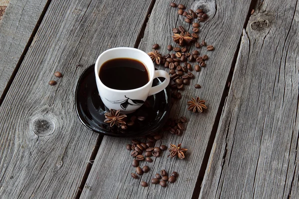 Café en una taza de café en un ambiente de granos de café y un — Foto de Stock