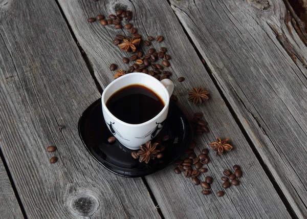 Café en una taza de café en un ambiente de granos de café y un — Foto de Stock