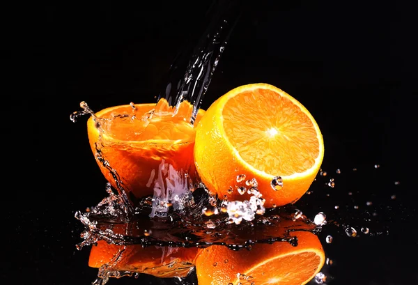 Woda przepływa strumień na połówki pomarańczy, dynamika cieczy — Zdjęcie stockowe