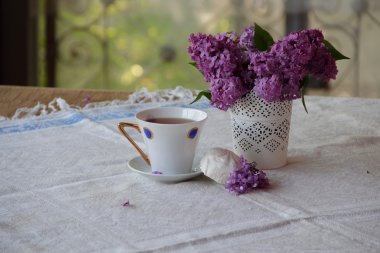 Çay ve Lila bir buket ile natürmort